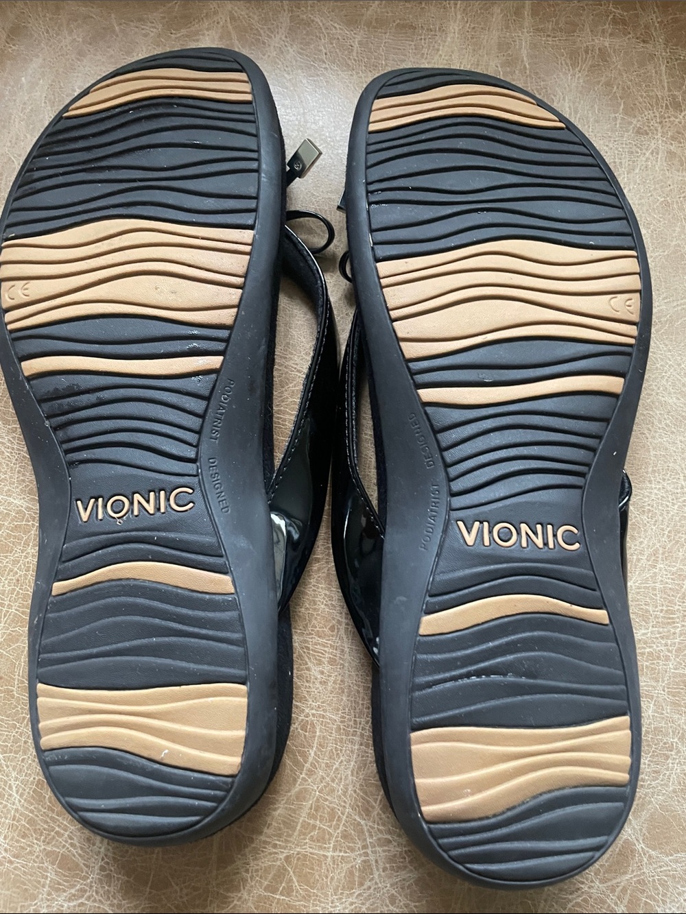 Vionic Women’s Black Patent Bow Thong Sandals - Picture 5 of 7